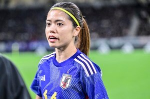 「みんなかわいすぎて癒し」「大好きなメンツ」なでしこ勝利後の、長谷川唯ら3選手を祝福する「30歳・なでしこOGとの一枚」が大反響！ 現役引退直後だけに、復帰待望の声もの画像