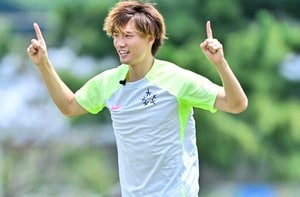 「バイエルン相手に決めた!!」日本代表DF板倉滉がドイツ王者相手に「技ありヘディング弾」決めた！ 味方のフリックボールを、相手GKが反応できない場所に狙い撃ちの画像