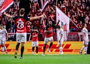 「なんか、カッケー！笑」元NGT48人気メンバーの浦和ユニフォーム姿での「前のめりコーラショット」が大反響！ 埼スタでのまさかの姿に「ガチサポの完全体なんよ」などの画像