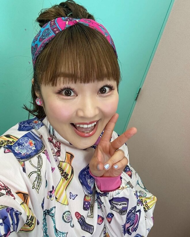 「勝利の女神」柳原可奈子が娘たちと鹿島ユニ姿で“タオルぶん回し”Jリーグ観戦!「今シーズン鹿島強すぎん?」の画像