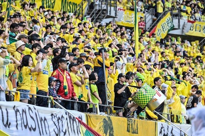 【千葉サポーターアルバム】雨の中で首位堅持のチームを後押しした「ジェフユナイテッド千葉のサポーター写真99枚」！ ゴール裏の熱狂ショット「ジェフユナイテッド千葉ーベガルタ仙台」の画像025
