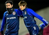 「ギャーッ!!羨ましい」Sランス伊東純也の神ファンサ&カメラ“チラ見”シーンにファン悶絶!「キャップ開かねーってこっちチラッと見るの可愛い」と話題にの画像