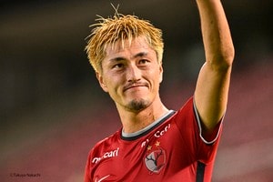 「手を繋いでる2人が可愛すぎて」鹿島アントラーズの練習動画でFW鈴木優磨＆MF荒木遼太郎の“仲良し姿”にサポ興奮！ 坪井健太郎・鈴木隆二両コーチも合流で、いい雰囲気でホーム浦和戦への画像