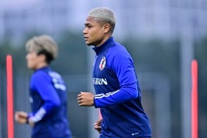 「魔法にかけられたような左足」サッカー日本代表対ウルグアイ代表「初陣」に臨む左サイドバックの21歳バングーナガンデ佳史扶のパワープレーをJ公式が公開の画像