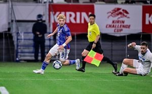 「新しいジャニーズのグループかと思いました」堂安律が日本代表5選手での「お花見ショット」公開！ 東京タワーの前で桜をバックに集合写真！の画像