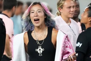 ｢腹筋がすごすぎる！｣なでしこが誇る“サッカー界のガガ様”、ヘソ出しルックでドジャース佐々木朗希と肩寄せ2ショット、ノーバン始球式も話題の画像