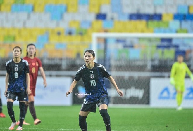 【塩越柚歩アルバム】E-1選手権最終戦で途中出場した「塩越柚歩の写真43枚」！ 雨に濡れながらも見せた華麗なプレー写真「なでしこジャパンー中国代表」の画像029