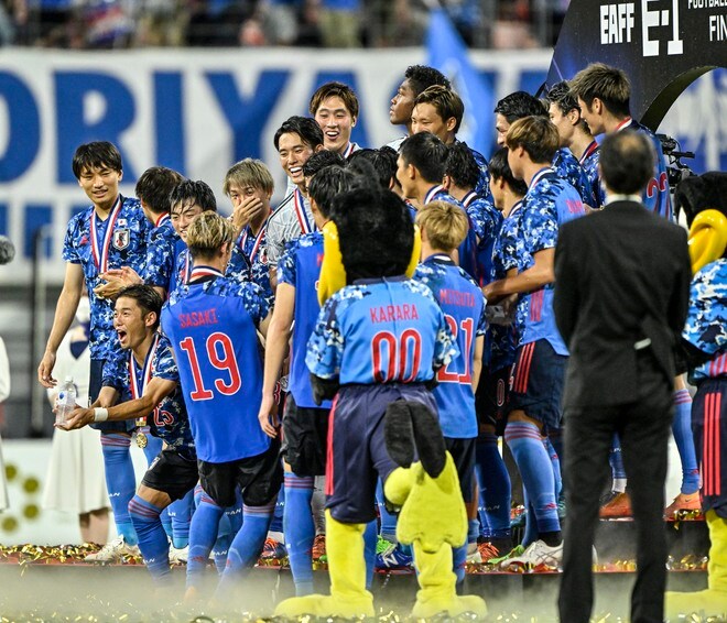 E-1表彰式でサッカー日本代表選手が「トロフィー」ではなく「“スポンサー”飲料」を掲げる！ まさかの小ボケに周囲の選手は苦笑【画像】の画像001