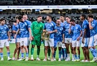 「モデルさんかと思った、美しい」元なでしこ鮫島彩の“春コーデ”が「女子力高」と話題！「春色のコート似合います」「後ろの木々より鮫ちゃんひと足先に満開」の声の画像