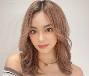 ｢ノーメイクがパーペキすぎる件｣噂の美人すぎるW杯サポーター、来日中の世界的バンド名曲を全力ドラム演奏｢最高にかっちょえぇぇ｣｢ヨージヤマモトのレアルシャツも！｣の画像