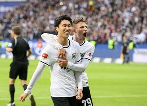 フランクフルトのサッカー日本代表・鎌田大地が2度目のドイツ誌｢ベストイレブン」に選出!! PKでの2得点でレバークーゼン戦の勝利に貢献の画像