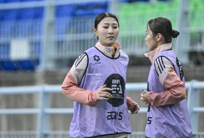 【塩越柚歩アルバム】E-1選手権最終戦で途中出場した「塩越柚歩の写真43枚」！ 雨に濡れながらも見せた華麗なプレー写真「なでしこジャパンー中国代表」の画像013