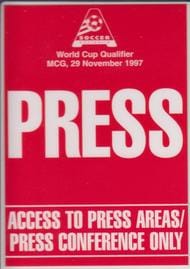 後藤健生の「蹴球放浪記」第117回「握手をした殿下の柔らかな掌の記憶」の巻(1)中村俊輔獲得2年前、イタリア人会長との握手の画像