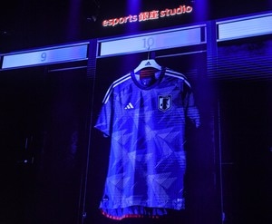 「むっちゃ欲しい」」「なかなか、いい色」サッカー日本代表モデルの「ゲーミングチェア」が明らかに！ 気になる「値段」と「総重量」の画像