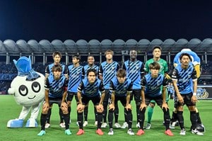 「CDのジャケット感!!」J1川崎がACL“恒例行事”での「オシャレショット」公開！ モデル風写真に「これ見るとACLって感じがする」の声の画像