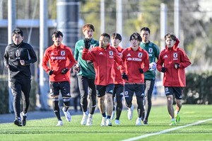 【再始動した森保ジャパンが這い上がるために見せたもの(1)】「覇気がなかった」と語る中で早くも表れた“長友効果”……名波コーチから出た“ゲームメーカー指令”の意味とはの画像