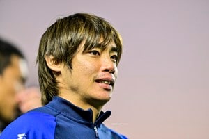 「股関節柔らかい」「可愛いすぎんか」ファンの心を掴む伊東純也の“ストレッチショット”公開される！「めちゃ細い気がする」「痩せた！」と注目の声続々の画像