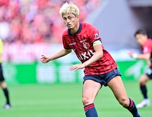 「胸ぐらの掴み方よw」「荒い祝福」J1鹿島・垣田裕暉のヘディングゴールで喜ぶ鈴木優磨が話題に！「ツッコミどころ満載だけど最高」とファンも称賛の1点目の画像