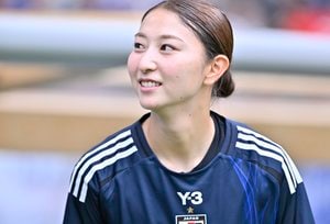 ｢プリンセス♡｣｢モデルです｣なでしこ美人MFのデート感あふれる香港ディズニー“旅ムービー”に反響！ もぐもぐシーンたっぷりで｢可愛いとしか言いようがない｣の声の画像