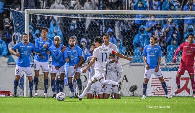 「やばかった」「ビューティフルFK」J1昇格をかけた横浜FCとの一戦で「スーパーゴラッソ」飛び出す！ 雨中のスリッピーさも感じさせない大分トリニータMF下田北斗の左足の画像001