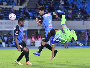 「写真レビュー」タリクの鮮やかボレー!　湘南ベルマーレ「等々力での激闘譜」の画像