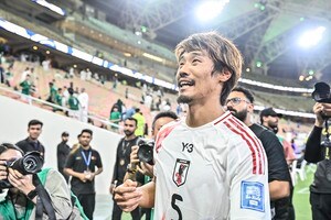 「娘さん可愛すぎる」守田英正の妻公開のギェケレシュに抱っこされた“真似っこ娘”が話題！「小さなギェケレシュかわいすぎ」「ギェケレシュ好感持てるなー」の声の画像