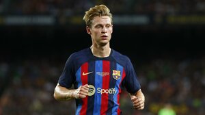 ｢スーパー・フレンキー｣!! バルセロナのオランダ代表MFが雨中で披露した超絶スキルが話題に! 劣悪なピッチでもDFをかわした｢超絶切り返し｣【動画】の画像