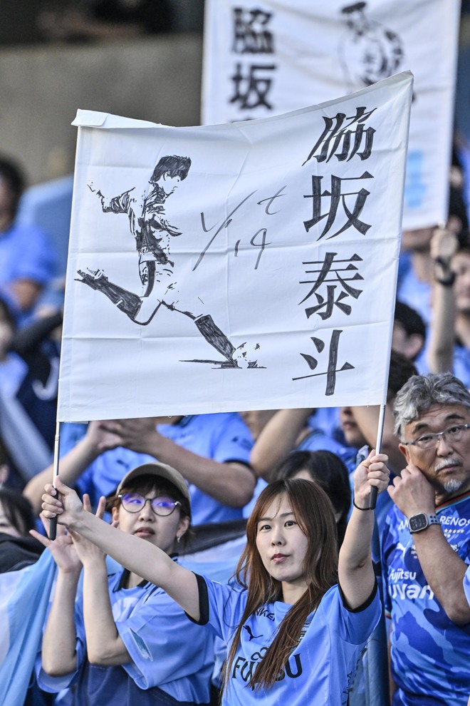 【サポーターアルバム】平日ナイターの試合前から駆け付けた川崎フロンターレのサポーター写真84枚！ 夕日に照らされながらの等々力ショット「川崎フロンターレー横浜FC」の画像053