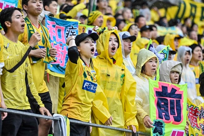 【千葉サポーターアルバム】雨の中で首位堅持のチームを後押しした「ジェフユナイテッド千葉のサポーター写真99枚」！ ゴール裏の熱狂ショット「ジェフユナイテッド千葉ーベガルタ仙台」の画像028