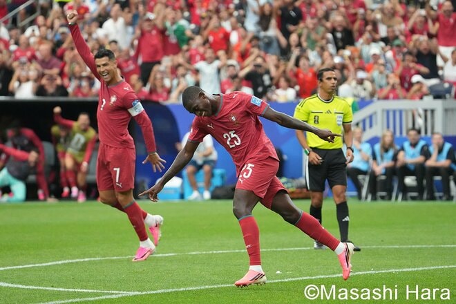 CR7躍動！集合写真での“つま先立ち”からついに出たゴールパフォ！計画通りのフリーキック？ 現地カメラマンが見た“ロナウド意地”とポルトガル代表の団結力！【ポルトガル代表vsウズベキスタン代表】激闘PHOTOギャラリーの画像007