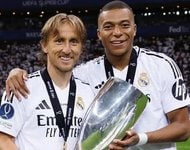 ｢イケメンです｣フランス代表エムバペ弟、“ミッキーと肩組み”パリディズニー満喫ショット公開｢日に日にお兄さんのようにハンサムになっている｣｢兄弟プレーが見たい｣の声の画像