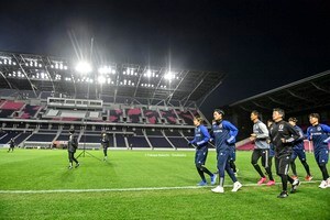 「2人ともお鼻赤いのカワイイ」伊東純也と南野拓実の、冷え込む中での隣同士の練習姿が大反響！ 日本代表活動開始で「いやこれは可愛い」「なんと尊い」とファン歓喜の画像