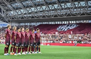 「ベロンベロンされてる」J1神戸・扇原貴宏の誕生日で山口蛍の「容赦ない」パイ投げが話題！「外壁ちゃうよ！」「念入りなのめっちゃオモロい」とファンも反応の画像