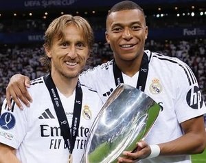 ｢すべての伝説をありがとう｣フランス代表エムバペ、レアル退団のモドリッチにメッセージ＆ロッカールームの“秘蔵ショット”公開！の画像