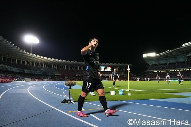 4戦連続ゴール中の「川崎17番」が終了間際に勝ち越し弾、直後のFKを「浦和10番」が決めて同点に! 激闘を制したのは【川崎フロンターレvs浦和レッズ】激闘PHOTOギャラリーの画像