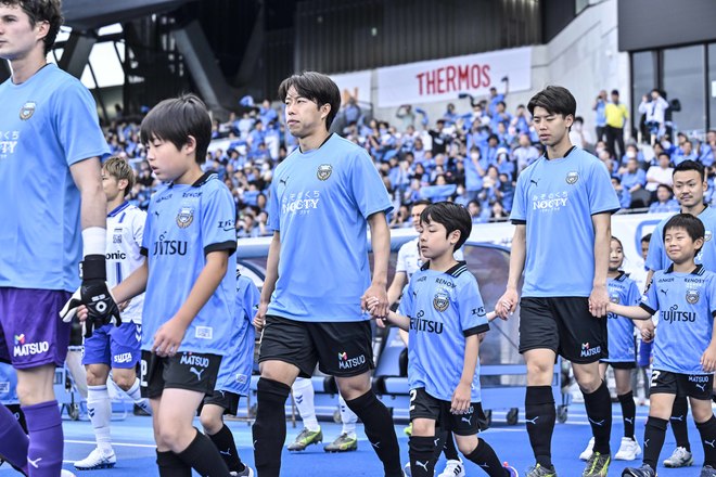 【サポーターアルバム(3)】G大阪戦での観客席＆入場時の川崎フロンターレのサポーター写真77枚！選手と手をつないだ子どもたちなど現地写真「川崎フロンターレーガンバ大阪(3)」の画像070