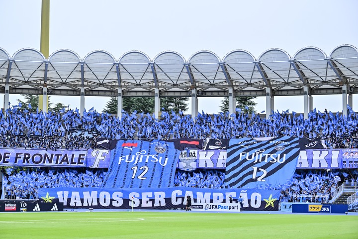 ｢ひらパー兄さん等々力いる？｣岡田准一が撮影した“幸運のおすそわけ”ダブルレインボーに川崎サポ大興奮！｢このスタジアムのシルエットは等々力ですよね？｣