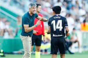 「微笑ましすぎる」マンチェスター・ユナイテッド戦の「歴史的勝利」で喜び＆お茶目さ爆発! サッカー日本代表MF久保建英所属の”レアル・ソシエダの指揮官”が選手に「抱きつく」様子が話題にの画像