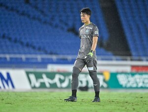 「人として素敵」「谷君推せるわ～」湘南ベルマーレのサッカー日本代表GK谷晃生が相手選手の負傷時に「これぞフェアプレー精神」の行動で称賛の嵐！ GKグローブを使った“優しさと機転”の画像