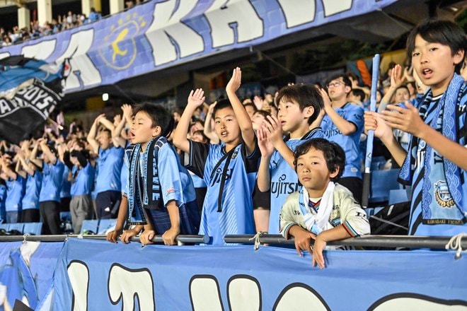 【サポーターアルバム】浦和相手に連勝止まるも、悔しさを声援に変えた「川崎フロンターレのサポーターの試合後の写真41枚！「川崎フロンターレー浦和レッズ」の画像041