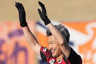 ｢ミスターさすがです｣槙野智章監督がピッチ乱入で田中パウロ淳一のドリブル阻止！｢モウリーニョ思い出した｣“まさかのイエロー”に大反響の画像