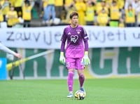 ｢え、AIじゃない？｣身長195cm元日本代表GKの迫力満点ドリブル！かと思われたが……。“懐かしの写真”に反響！｢キーパーですよね？｣｢実際にあったシーンなんかい｣