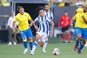 「カッコいい背中!!」とファン喜ぶ、サッカー日本代表・久保建英の「充実感漂わせた試合後の上半身裸映像」！ カデゥス戦で決勝ゴールを決めてサポーター席に勝利の挨拶！【動画】の画像