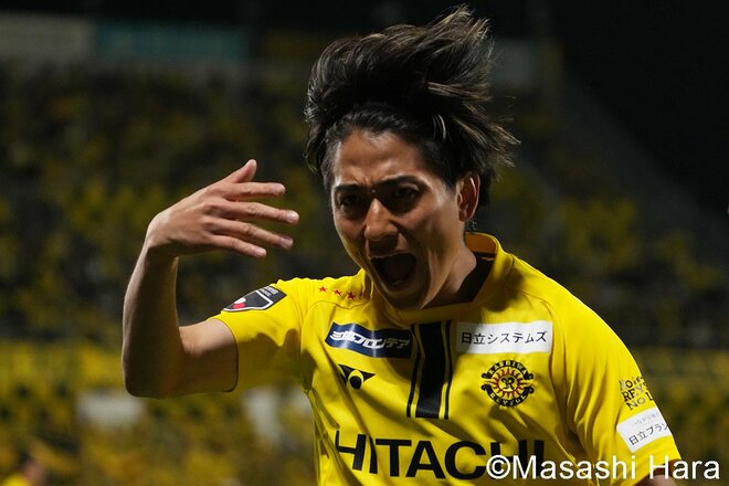 日立台の｢横断幕｣に柏エース奮起も…劣勢を救った鈴木優磨の一撃！ 終盤の退場劇を乗り越え、王者・鹿島が驚異の｢修正力｣で逃げ切り【柏レイソルvs鹿島アントラーズ】激闘PHOTOギャラリーの画像002