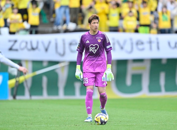 ｢え、AIじゃない？｣身長195cm元日本代表GKの迫力満点ドリブル！かと思われたが……。“懐かしの写真”に反響！｢キーパーですよね？｣｢実際にあったシーンなんかい｣