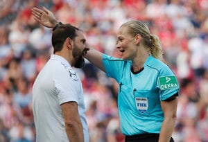 大住良之の「この世界のコーナーエリアから」第90回「女性審判員の未来」(2)ブンデスリーガに現れた世界ナンバーワンの女性主審の画像