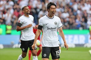 「あの折り返しに反応できるのすごい」サッカー日本代表・鎌田大地が「ダイビングゴール」で今季ブンデスリーガ3点目！ 「信頼されてるんだろうな」と絶賛されたフランクフルト4点大勝の口火弾！の画像