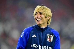 「BURBERRY帽子似合ってて可愛い」伊東純也が沖縄の海をバックに”プライベートオフ写真”披露！「私服がオシャレ」とファン絶賛！の画像