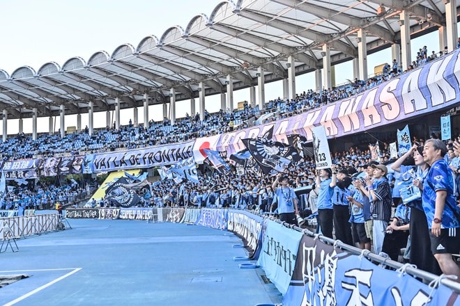 【サポーターアルバム】平日ナイターの試合前から駆け付けた川崎フロンターレのサポーター写真84枚！ 夕日に照らされながらの等々力ショット「川崎フロンターレー横浜FC」の画像067