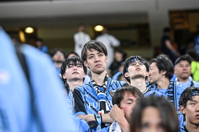 【サポーターアルバム】ACLE決勝で敗退した川崎サポーターの涙の姿……試合後、現地で感情を爆発させたサポーター写真51枚「アル・アハリー川崎フロンターレ」の画像008